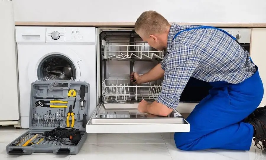 Buca Daikin servisi teknisyen ekibi beyaz eşya tamiri yaparken